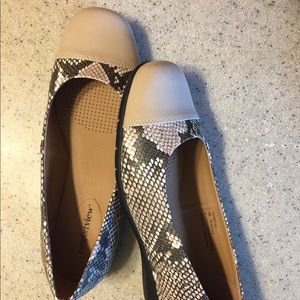 Flats/ dress shoes, nwot